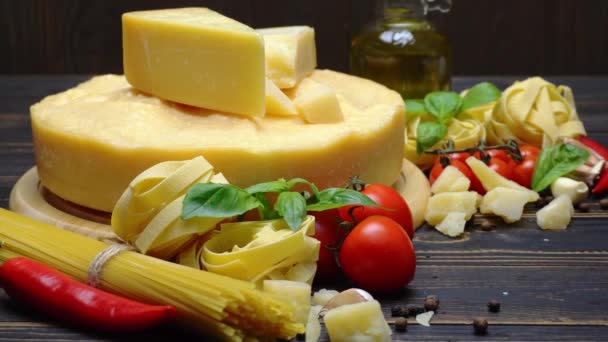 Vídeo de la comida tradicional italiana - queso parmesano, pasta, tomate y aceite de oliva — Vídeo de stock