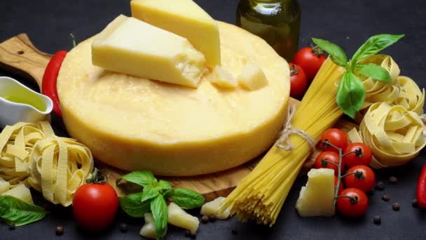 Videó a hagyományos olasz ételeket - parmezán sajt, tészta, paradicsom, és olívaolaj — Stock videók