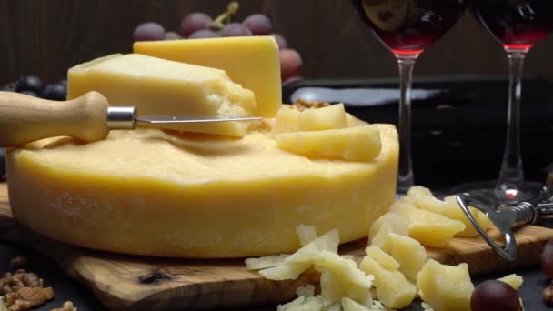 Video hela runda huvud av parmesan eller parmigiano hårdost, druvor och vin — Stockvideo