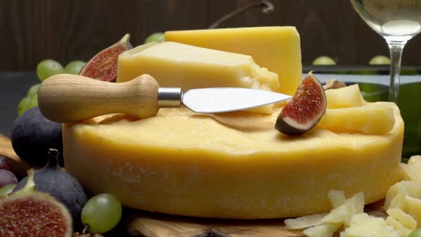 Βίντεο όλο στρογγυλό κεφάλι του παρμεζάνα ή σκληρό τυρί parmigiano, σταφύλια και κρασί — Αρχείο Βίντεο