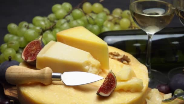 Video Whole round Head of parmesan or parmigiano hard cheese, grapes and wine — Stock Video