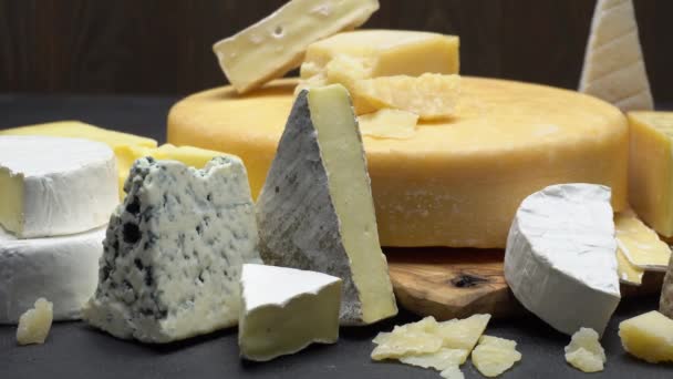 Video von verschiedenen Käsesorten - Parmesan, Brie, Roquefort — Stockvideo