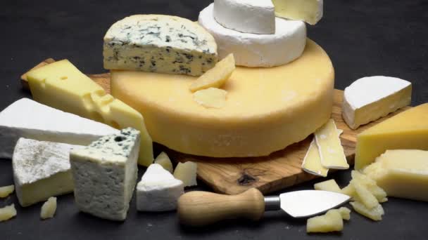 Video av olika typer av ost - Parmesan, Brie, Roquefort — Stockvideo