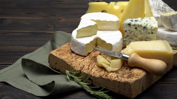 Vídeo de vários tipos de queijo - Parmesão, Brie, Roquefort — Vídeo de Stock