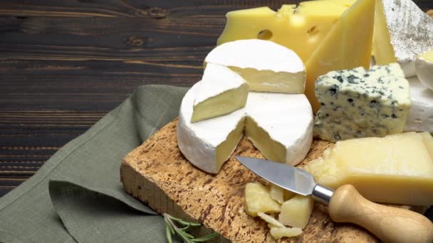 Vídeo de vários tipos de queijo - Parmesão, Brie, Roquefort — Vídeo de Stock