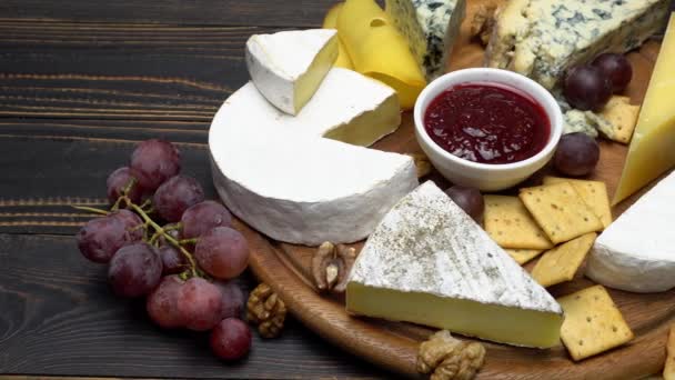 Video různých druhů sýra - parmezán, brie, roquefort — Stock video