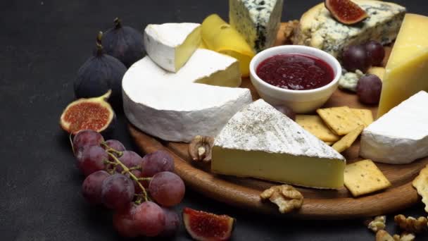 Vídeo de varios tipos de queso - Parmesano, Brie, Roquefort — Vídeo de stock
