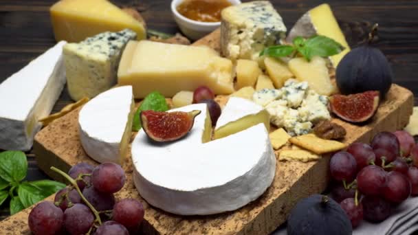 Video van verschillende soorten kaas - Parmezaanse kaas, brie, Roquefort — Stockvideo