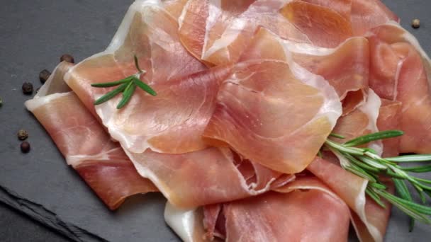 Gesneden ham of jamon vlees op concrete achtergrond — Stockvideo