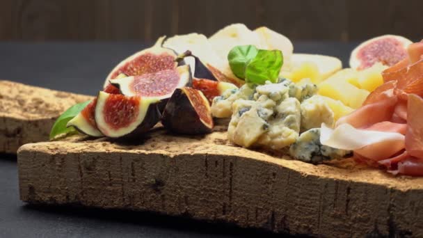 Традиційний сир і м'ясна тарілка wth parma, пармезан та інжир — стокове відео