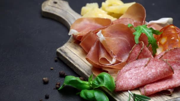 Video of italian meat plate - sliced prosciutto, sausage and cheese — Stock Video