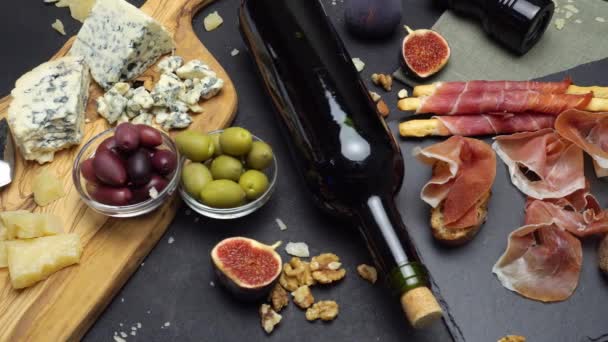 Vidéo de la cuisine italienne traditionnelle et du vin — Video