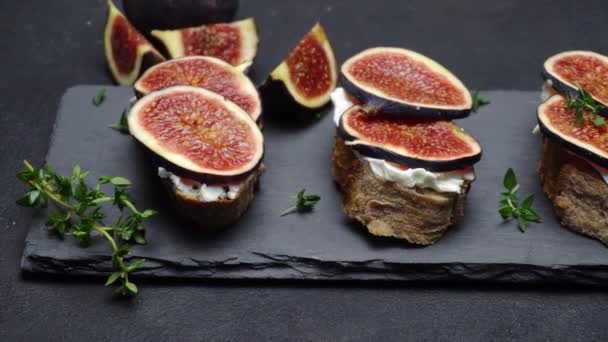 Bruschetta med Figs och Creme Goat Cheese — Stockvideo