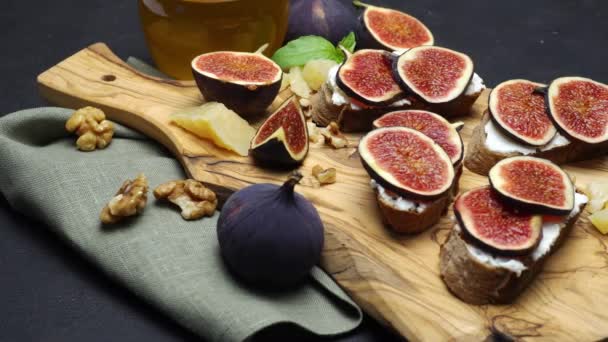 Bruschetta with figs and creme goat cheese — Stock Video