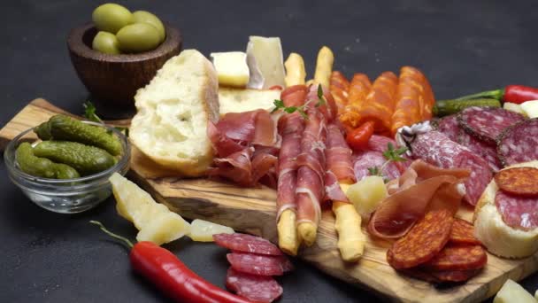 Meat plate - salami and chorizo sausage close up on a wood board — Stock Video