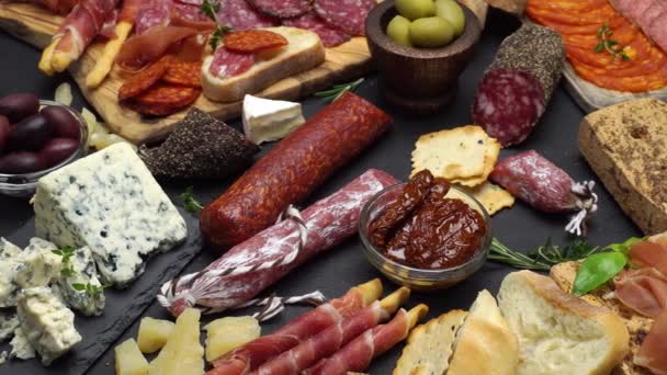 Various types of italian food - cheese, sausage and tomatoes — Stock Video