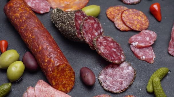 Saucisse salami et chorizo en gros plan sur fond de béton foncé — Video