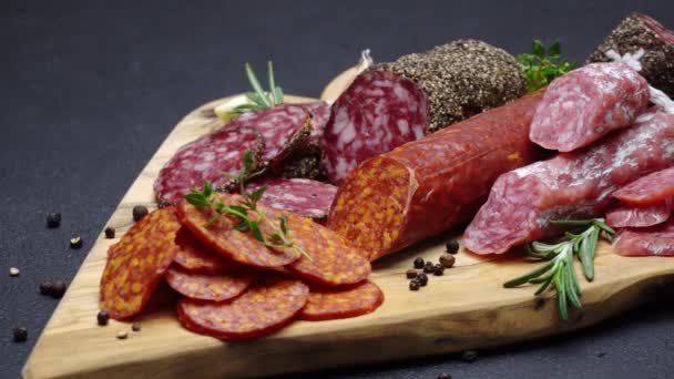 Salami en chorizo worst close-up op donkere concrete achtergrond — Stockvideo