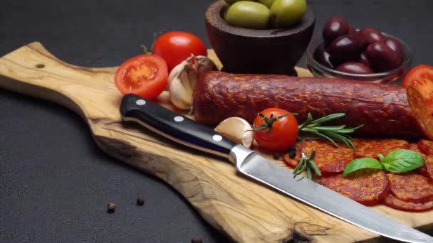 Saucisse salami et chorizo en gros plan sur fond de béton foncé — Video