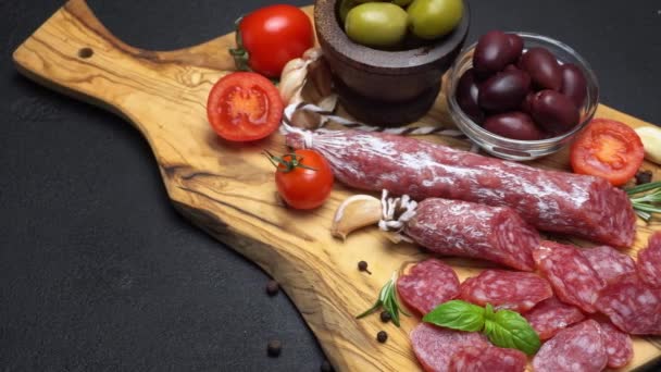 Salami och chorizo korv som närbild på mörk konkreta bakgrund — Stockvideo