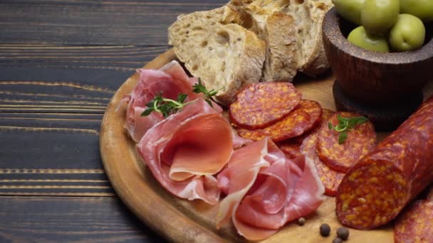 Krájená klobása Prosciutto a Salami na dřevěné desce — Stock video