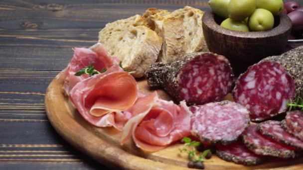 Szeletelt Prosciutto és Szalámi kolbász egy fa fórumon — Stock videók