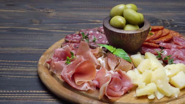 Prosciutto fatiado, queijo e salsicha de salame em uma placa de madeira — Vídeo de Stock
