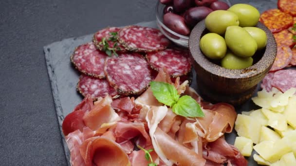 Prosciutto fatiado, queijo e salsicha de salame na placa de serviço de pedra — Vídeo de Stock