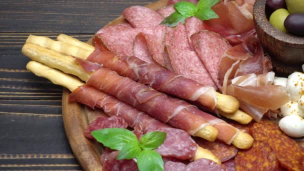 Video de la placa de carne italiana - Prosciutto en rodajas, Salchicha y Grissini — Vídeo de stock