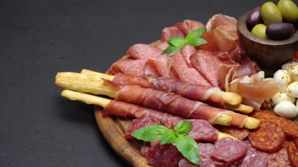 Video of italian meat plate - sliced prosciutto, sausage and grissini — Stock Video