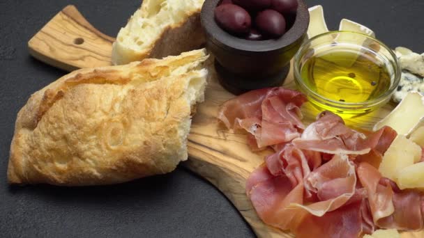 Gesneden ham, kaas en salami worst op een houten bord — Stockvideo