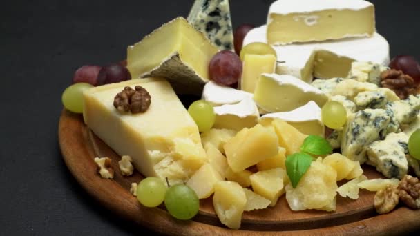 Video av olika typer av ost - Parmesan, Brie, Roquefort — Stockvideo