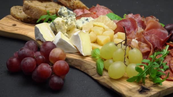 Meat and cheese plate antipasti snack with Prosciutto, melon, grapes and cheese — Stock Video