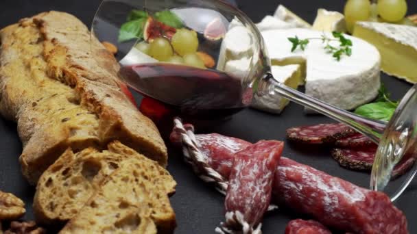 Comida tradicional italiana y vino tinto — Vídeos de Stock