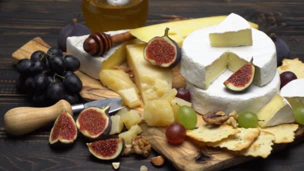 Video van verschillende soorten kaas - brie, Parmezaanse kaas, cheddar — Stockvideo