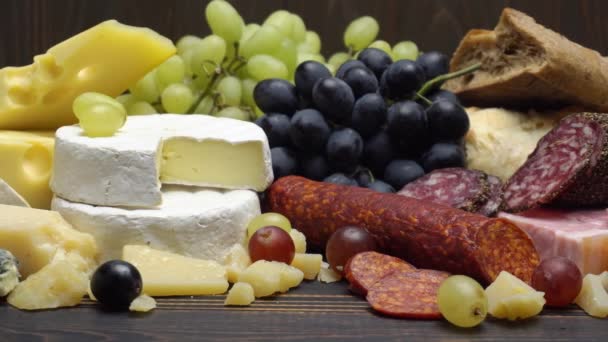 Video de varios tipos de queso y salchichas - parmesano, brie, roquefort — Vídeos de Stock