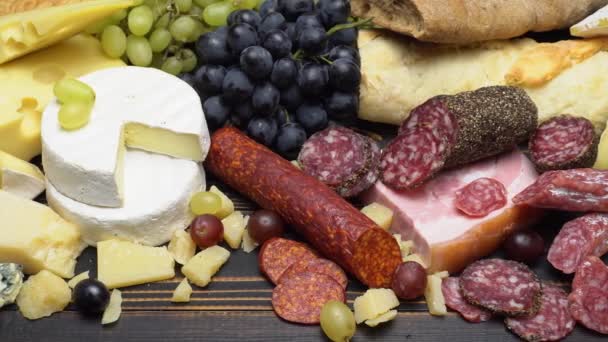 Vídeo de vários tipos de queijo e salsicha - parmesão, brie, roquefort — Vídeo de Stock