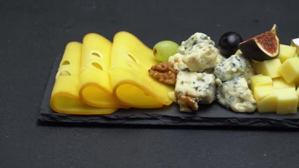 Video van verschillende soorten kaas - brie, Parmezaanse kaas, cheddar, dorblu — Stockvideo