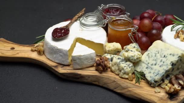 Video van brie, roquefort kaas, jam en druiven — Stockvideo
