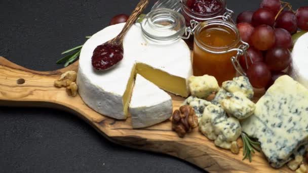 Video de brie, queso roquefort, mermelada y uvas — Vídeos de Stock