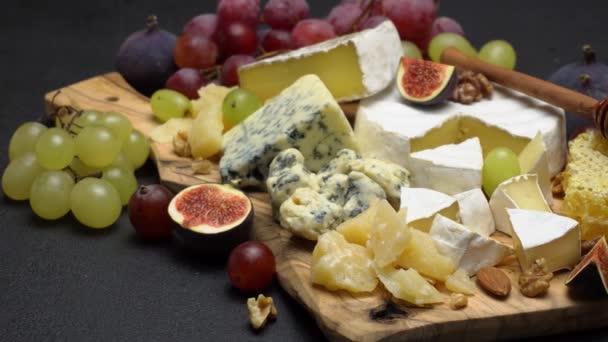Vídeo de queijo brie, mel e uvas — Vídeo de Stock
