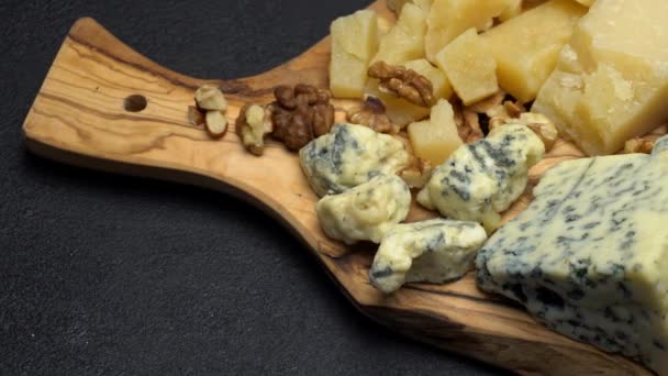 Vários tipos de queijo - brie, camembert, roquefort e cheddar — Vídeo de Stock