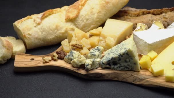 Los tipos distintos del queso - brie, camembert, roquefort y cheddar — Vídeos de Stock