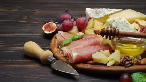 Geschnittener Schinken oder Marmeladenfleisch und Käse auf Betongrund — Stockvideo