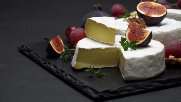 Video de queso camembert y higo — Vídeo de stock
