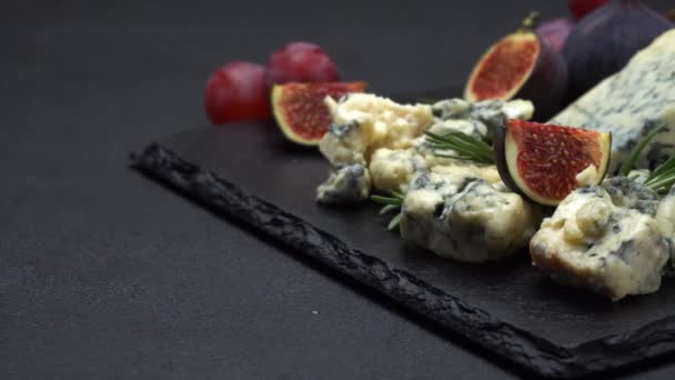 Video of roquefort or dorblu cheese and fig — Stock Video