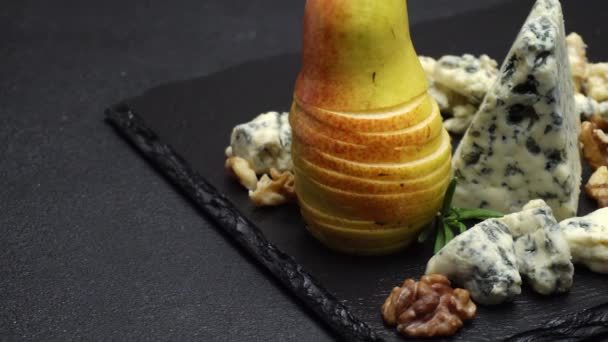 Video de queso roquefort o dorblu y peras — Vídeos de Stock