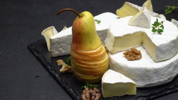 Video de queso camembert y pera — Vídeos de Stock