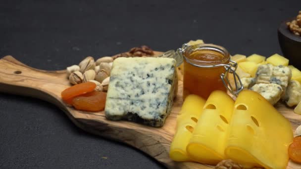 Videó a különféle típusú sajt -, parmezán, brie, cheddar sajttal és roquefort — Stock videók