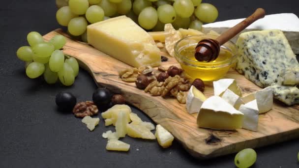 Video av olika typer av ost - parmesan, brie, cheddar och roquefort — Stockvideo